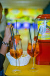 aperitivo tra amici in sala giochi