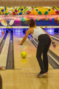ragazza gioca a bowling